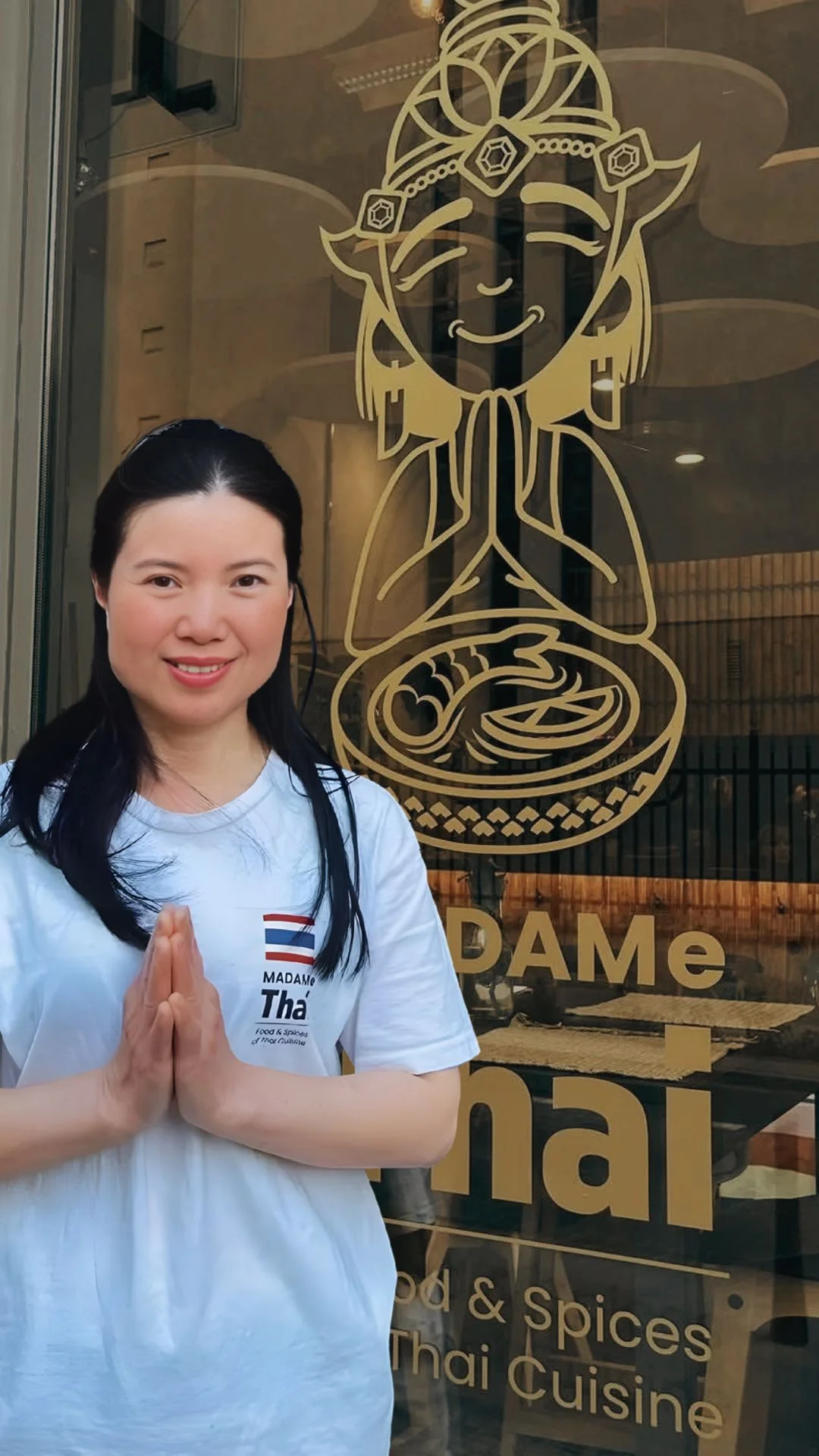 Autentyczna restauracja tajska w Warszawie Właścicielka lokalu MADAMe Thai witająca gości